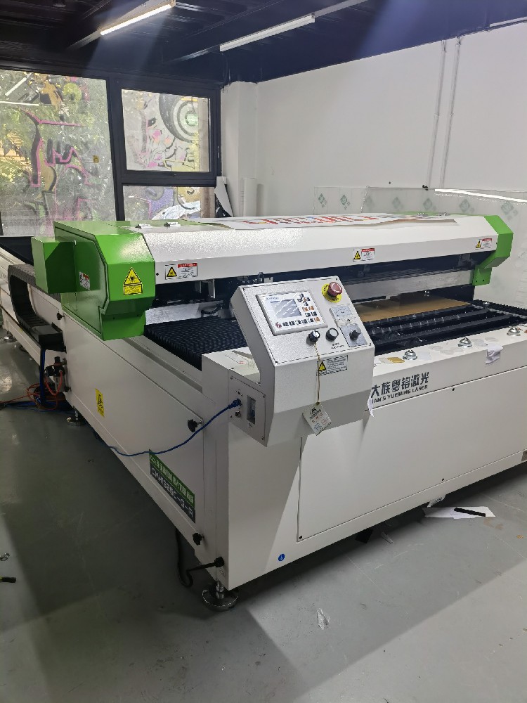 大族自動(dòng)定位激光機(jī)